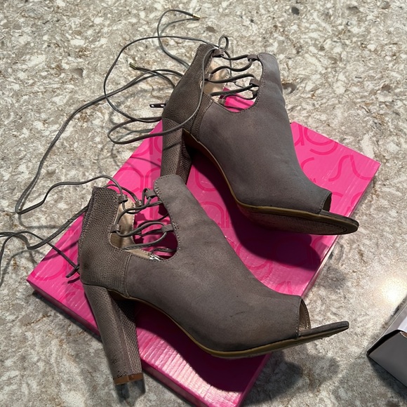 Women’s lace up gray heels - Picture 3 of 8